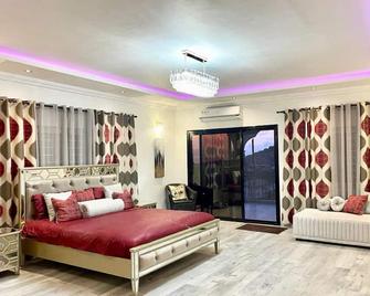 3 Bed Apartment Sleeps 6 - Parking Patio Wifi - Freetown - Bedroom