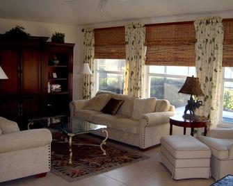 Lakefront home with pool, tennis,golf close to beach, restaurants & shopping - Estero - Living room