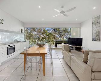 Cove Point 6 Ocean Views & Calm - Noosa Heads - Olohuone