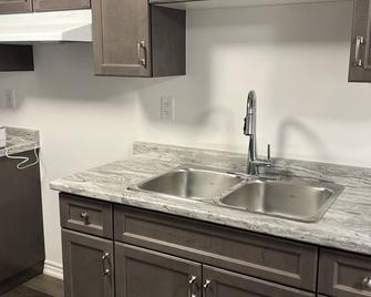 Peaceful Cozy Basement Apartment - Brantford - Kitchen