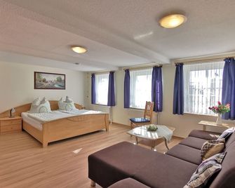 Clausen - Ferienwohnung mit 4 Schlafzimmern, 2 Bädern, Aufenthaltsraum mit Kamin und Garten - Wanderup - Slaapkamer