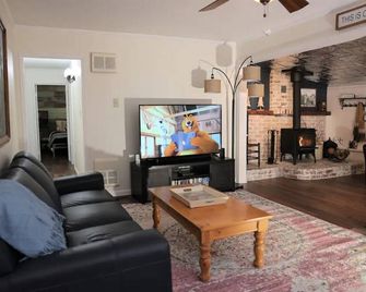 Cheerful Bluebird Crest Cabin with indoor fireplace - Palomar Mountain - Living room