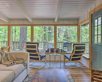 Loch Lomond Cabin with Hot Tub, Near Wineries! - Middletown - Sala de estar