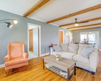Lake Views & Private Dock: Radford Retreat! - Radford - Wohnzimmer