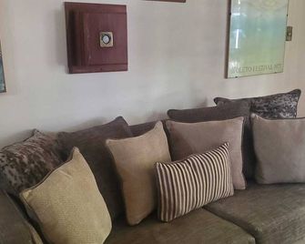 romantic hide away 20 mins from beach - Maraval - Living room