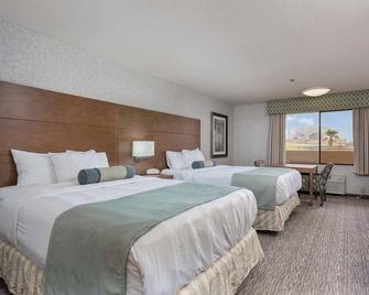 Group Travel! 2 Spacious Units, Pool, Fitness Center and Hot Tub - Yuma - Slaapkamer