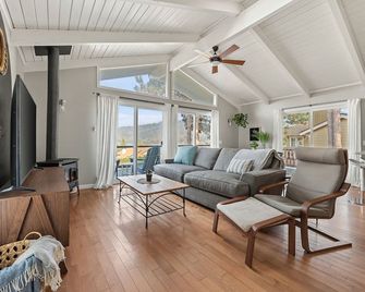 Lakeview Haven - Bellingham - Living room