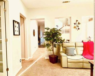 Quiet and Civilized Community ，Big RV Parking，Five-star reviews on website air…. - Tracy - Lobby