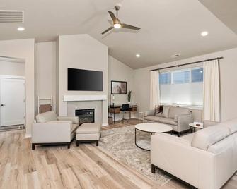 Porch Swing Home - Hillsboro - Living room