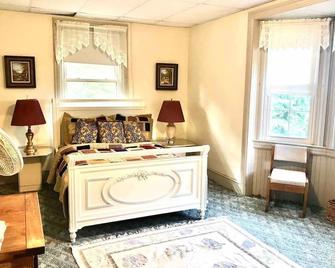 Scenic Mountaintop Villa with Free WiFi & Pool - Waynesboro - Bedroom