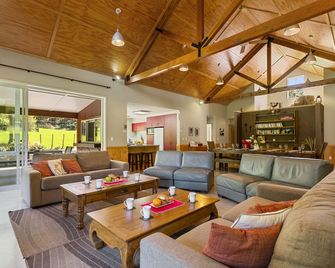 The Red Barn - Lake Okareka Holiday Home - Роторуа - Вітальня