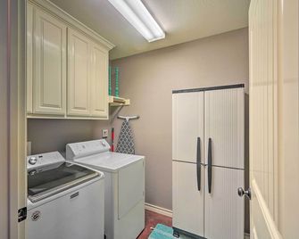 Luxe Midland Retreat w/ Patio, Grill & Yard! - Midland