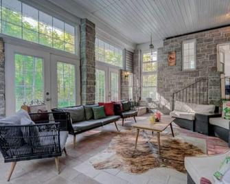 Stone Farm House - Orillia - Lounge
