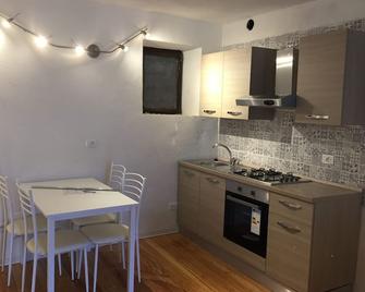 Apartment in the historic center of Aosta, convenient to services, near the station - Aosta - Cocina