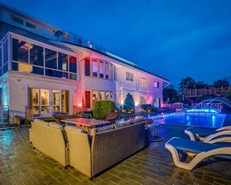 Celebrity Retreat | Heated Pool, Gym, Steam Spa - Queens - Piscina