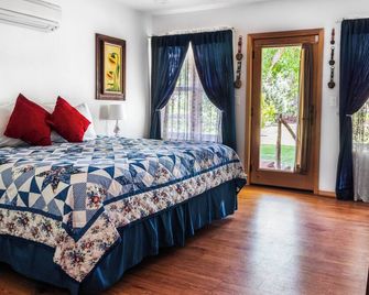 Red Horse Vineyard Bed & Breakfast - אלבקורקי - חדר שינה