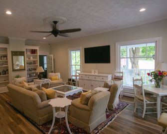 The Belvedere B & B - Charlevoix