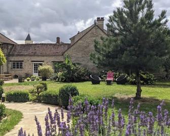 Le Studio Avec Jardin, Piscine, Jacuzzi - La Chapelle-la-Reine - Edificio