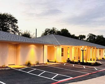 The Depot Hotel - Taylor - Building