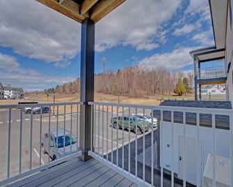 Nature's Oasis: Tranquil 2BR+1BA Gem Only 2 Miles to Lewiston! - Auburn - Balcony