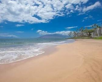 Kihei Akahi C320- Kihei Studio, walk to shops, dining, & the beach - Wailea - Beach