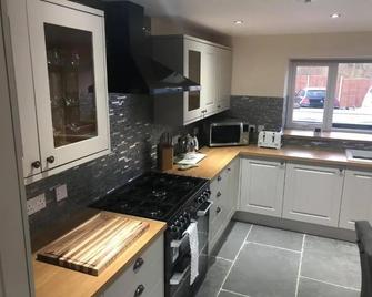Worship Farm Accommodation - Bristol - Kitchen