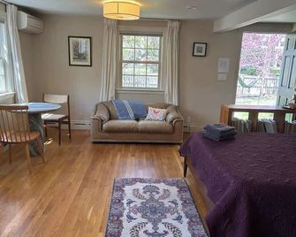Cottage Suite 'A' - Walk to Shops, Train, History - Concord