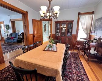 Spacious Victorian family home close to HWS, Seneca Lake and downtown Geneva. - Geneva - Dining room