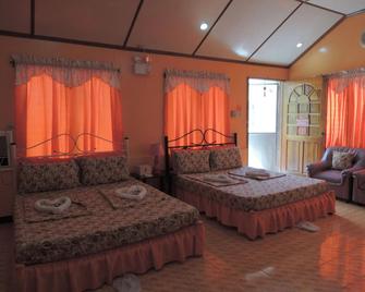 L & M Hearthstones Lodge - Oslob - Bedroom