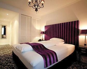 Hotel Aleksandra - Düsseldorf - Bedroom