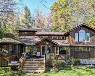 Fabulous Chandos Lake Getaway- Family-Friendly, Pet-Friendly, Game Rm, 2 Docks! - Apsley