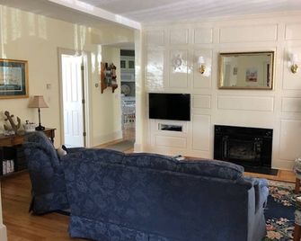 Short walk into town from this beautifully presented 1st Floor, 3-Bed apartment! - Camden - Huiskamer