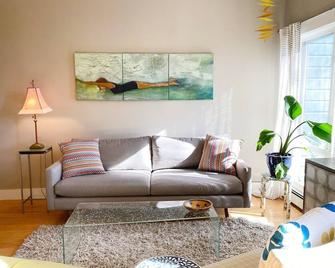 Cambridge, Ma - Somerville - Living room