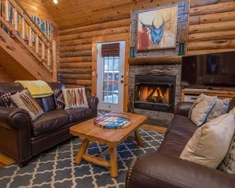Quaint and So Cozy Deep Creek Lake Log Cabin in Sought After Yellowstone Village - Oakland - Living room