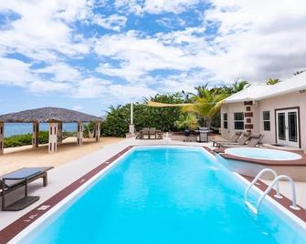 Luxury Oceanfront Villa, 2 Primary Suites + 3rd bdrm, Pool - Cayman Brac - Piscina