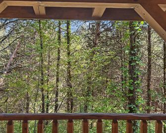 Getaway Cabin | Hot tub + Fire Pit + Trail Access - Farmville - Balkon