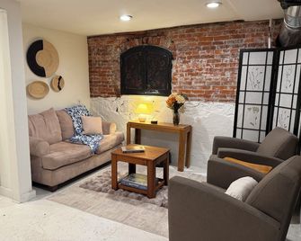 Farmhouse Suite in Willamette Valley - Salem - Living room
