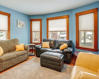 9 Mi to Wachusett Mtn! Family Base w/ Porch - Fitchburg - Sala de estar