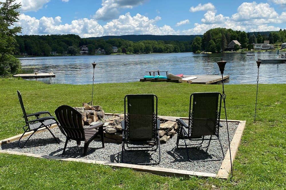 Cozy Lakefront Getaway