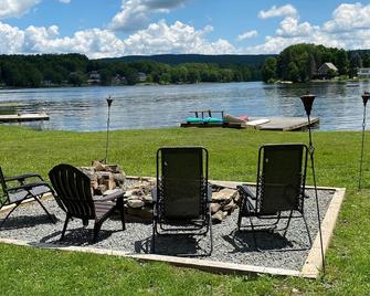 Cozy Lakefront Getaway - Union Dale - Patio