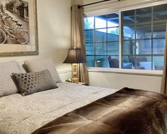 Best Location in town! Walk everywhere. Only 2 Blocks to Ocean, Pier & Wineries! - Santa Barbara - Bedroom