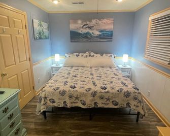 New Owner/Newly Renovated~1bdrm Cottage~safe Neighborhood~1mile To Beach~sleeps4 - Myrtle Beach - Bedroom