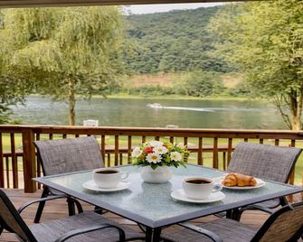Cozy River Retreat-Gorgeous river views! - Franklin - Balcón