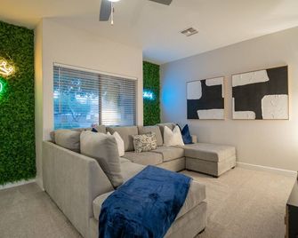 Heated Pool/Spa. Putting Green. Ping Pong. Bikes. Family Fun. - Queen Creek - Sala de estar