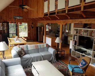 Peaceful, rural Martha's Vineyard on the Bike Path - Edgartown - Living room