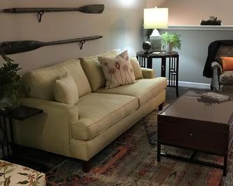 Light And Airy Contemporary Guest House With Private Deck And Parking. - Travelers Rest - Huiskamer