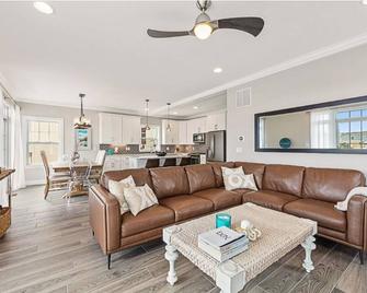 The Chloé Beach Haven West - Lagoon Water Views! - Manahawkin - Living room