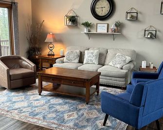 2-Acre Retreat on the Fox River with Spectacular Views & Hot Tub! - Plano - Living room