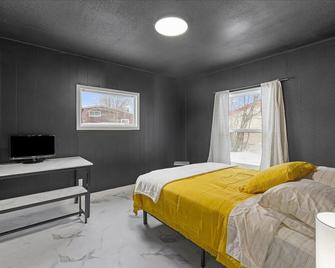 'Sleek And Modern Umed Retreat: Black And White Beauty' - Anchorage - Bedroom