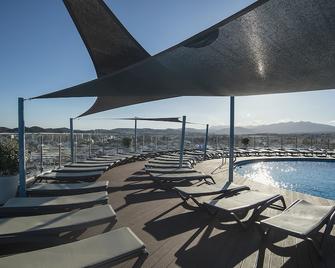 هوتل إل بويرتو باي بيير آند فاكانسيز - فوينخيرولا - حوض السباحة